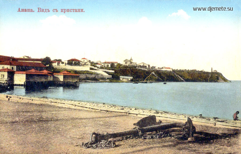 Вид на дачный берег Анапы с пристани. На переднем плане - тот самый гигантский якорь
