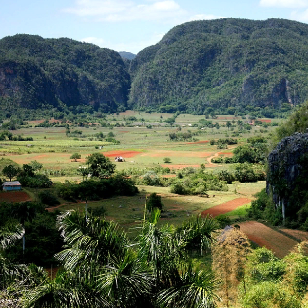 https://cdn.pixabay.com/photo/2013/10/25/14/41/vinales-valley-200768_960_720.jpg