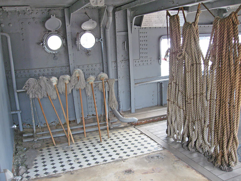 Машки на сушке на борту военного корабля.