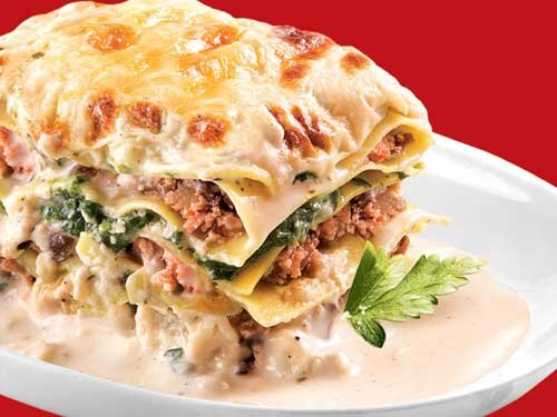 Ингредиенты:
0,6-0,8 кг фарша (у меня обычно смешанный из свинины и говядины, но и просто с куриным не менее вкусно),
7-10 колобков замороженного шпината,
150-200 г свежих грибов (у меня лисички),
2 некрупные луковицы,
2-4 дольки чеснока,
200 мл мякоти консервированных помидоров (я иногда ещё использую домашний кетчуп),
150-200 г сыра,
12 шт. листов лазаньи,
соль,
специи,
оливковое масло для обжарки.
Соус бешамель:

150 г сливочного масла,
4 ст.л. муки,
0,5-0,6 л молока.