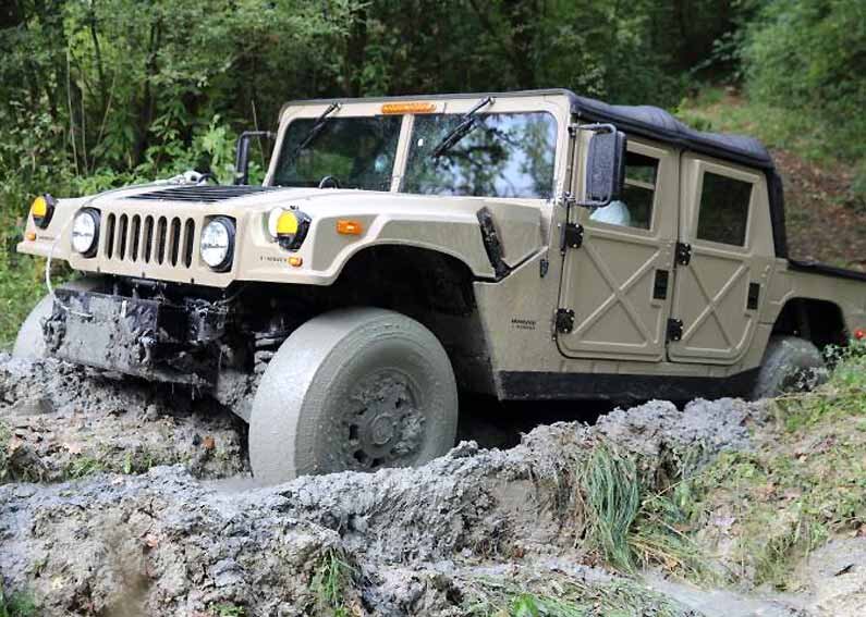 Новый внедорожник Hummer H1 C-Series весом 3492 кг имеет дорожный просвет больше 40 см и способен преодолевать водные преграды глубиной до 76 см. 