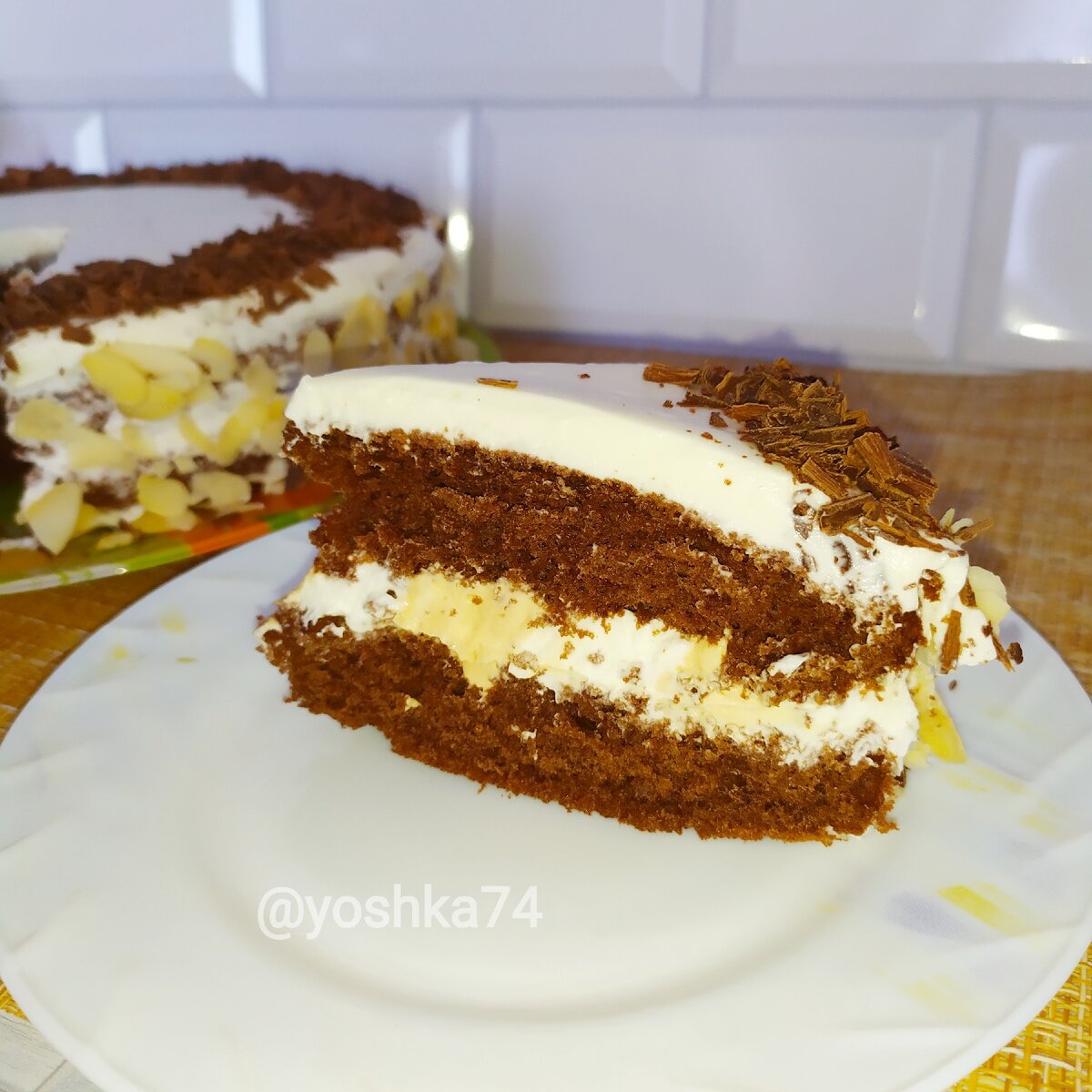 Здесь тортик ещё не пропитался, разрезала сразу же. 