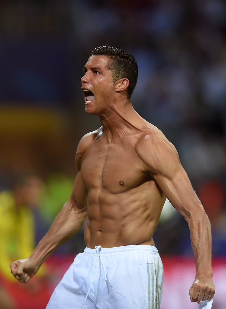 Криштиану Роналду
Источник: https://mobil.mopo.de/image/24330644/max/1920/1080/6fe645db6ee736abef593cc2c848ca73/HD/ronaldonackt.jpg