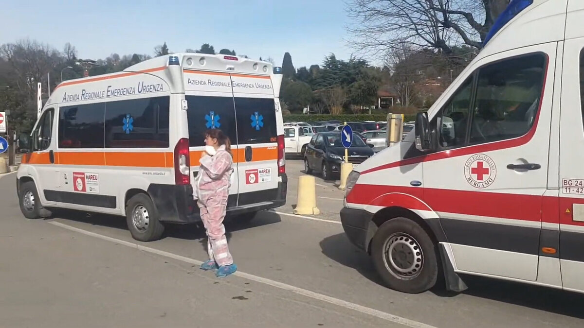 Десяток машин скорой помощи ждали, чтобы перевезти пациентов в отделение неотложной помощи больницы в Мерате, на севере Италии, 10 марта.