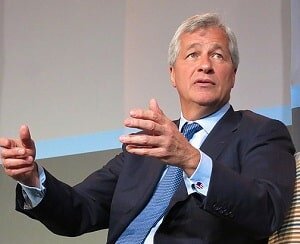 Джеймс «Джейми» Даймон, конечно, не владелец этого предприятия, но  председатель совета директоров и генеральный директор уже много лет. То есть фигура очень, очень высокая в мировом табеле о рангах. И вот эта фигура вдруг начинает на собрании акционеров рассказывать свои сновидения.
