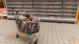 
В России вырос спрос на крупы и консервы на фоне коронавируса
Магазины и службы доставки фиксируют увеличение спроса на крупы, макароны и консервы. Временные интервалы доставки продуктов увеличились на два-три дня