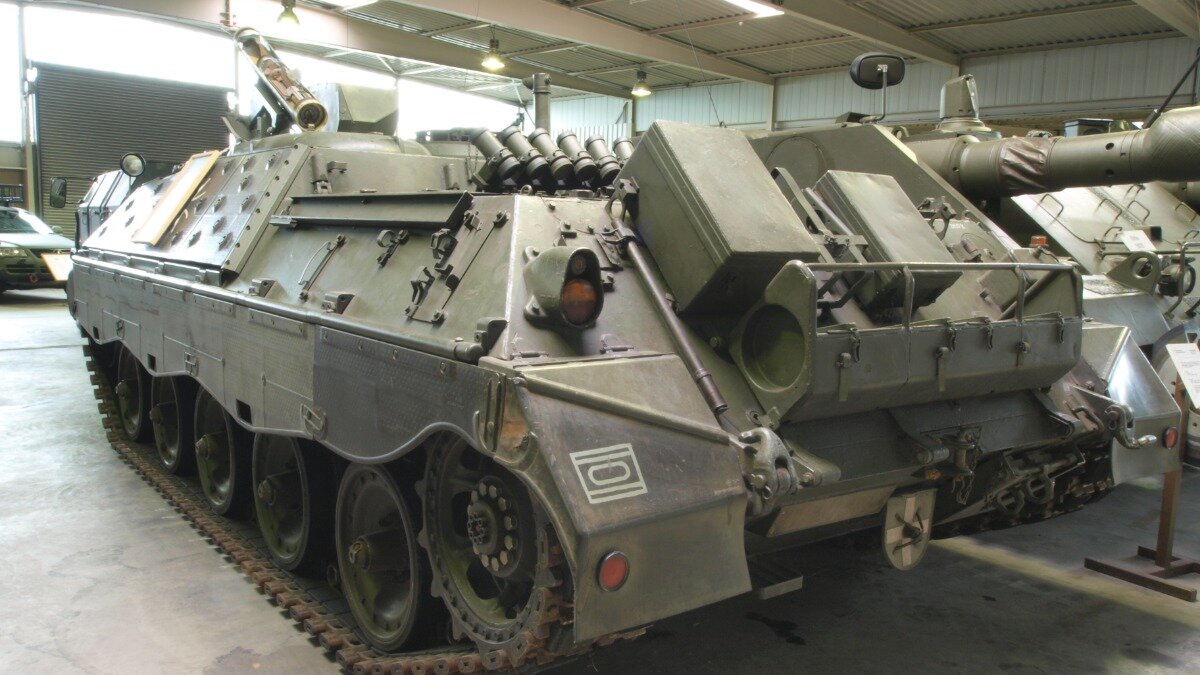 Фото: upload.wikimedia.org Танк Jaguar Panzer - участник соревнований с трактором