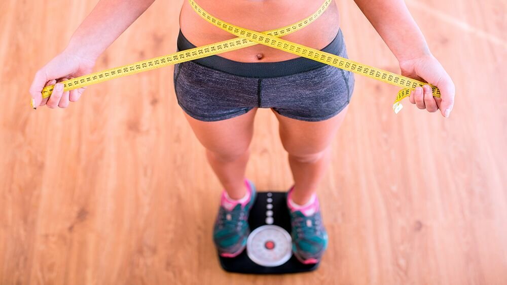 Для снижения веса в домашних условиях следует придерживаться правил здорового питания и водного режима. Именно при таком подходе похудение будет более быстрым и эффективным. 