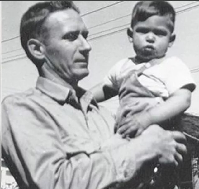 Стивен Джобс на руках у приемного  отца.