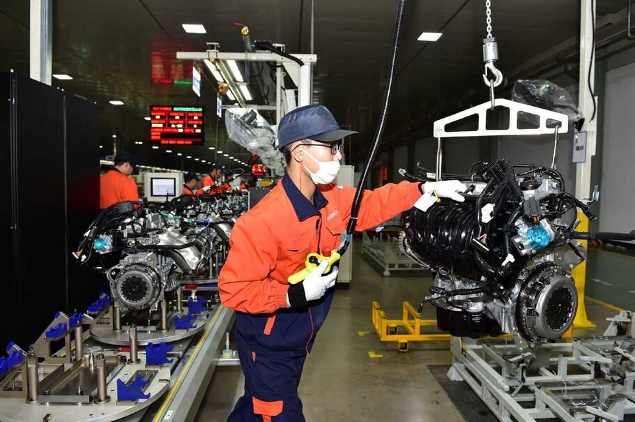 Может, китайцы и рискуют, запуская заводы, но рабочий все же в маске.