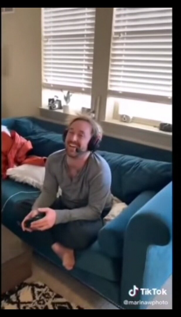 В сети Tik Tok продвигается со страшней скоростью флешмоб  Walk in naked, он заключается в том, что бы выйти голой с ванной комнаты и заснять реакцию парня геймера. В большенстве случаев дальнейшей реакции не следует и он продолжает играть дальше в свои игры. А как обидно девушкам.