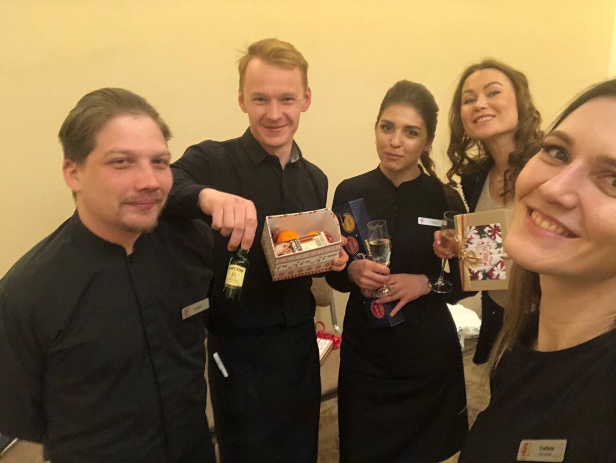 Маленькая часть дружной команды! Но кто то же должен хотябы дома отвечать новый год, хотя на фото все и так дома!