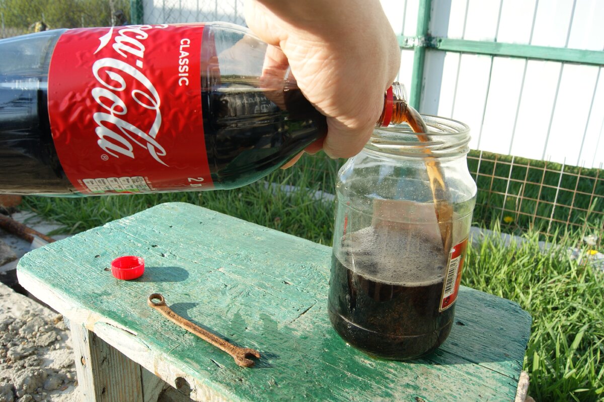 Как отмыть колу. Кока-кола очищает от ржавчины. Кола расщепляет ржавчину. Картинка уберём ржавчину Кока колой. Гаечный ключ в миске с Кока колой.