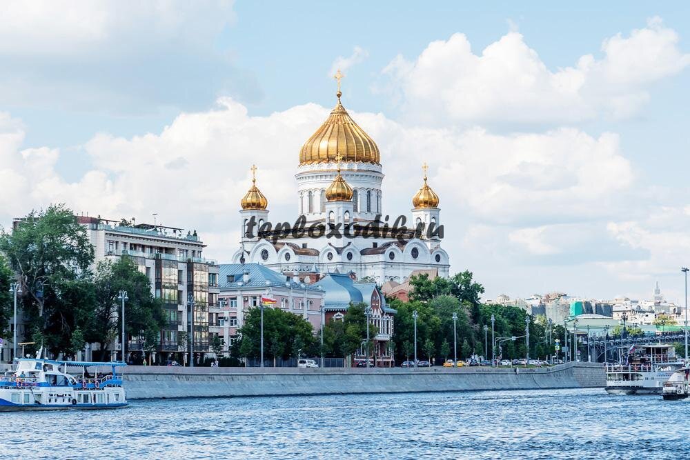 Вид на Храм Христа Спасителя с борта теплохода