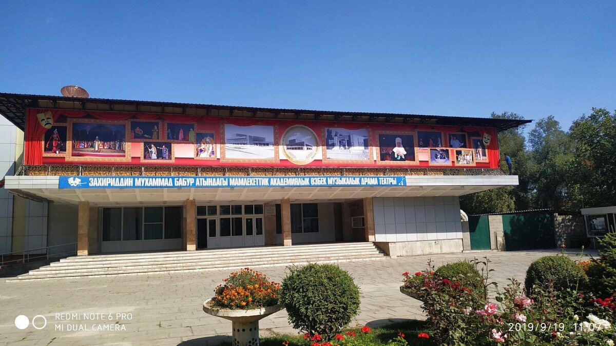 Азизулло Иззатуллаев кўмаги билан 1979 йили қурилган Ўш ўзбек театрининг янги биноси