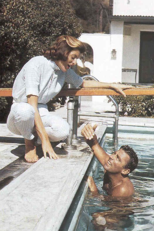 Пат и Питер Лоуфорд за несколько дней до свадьбы