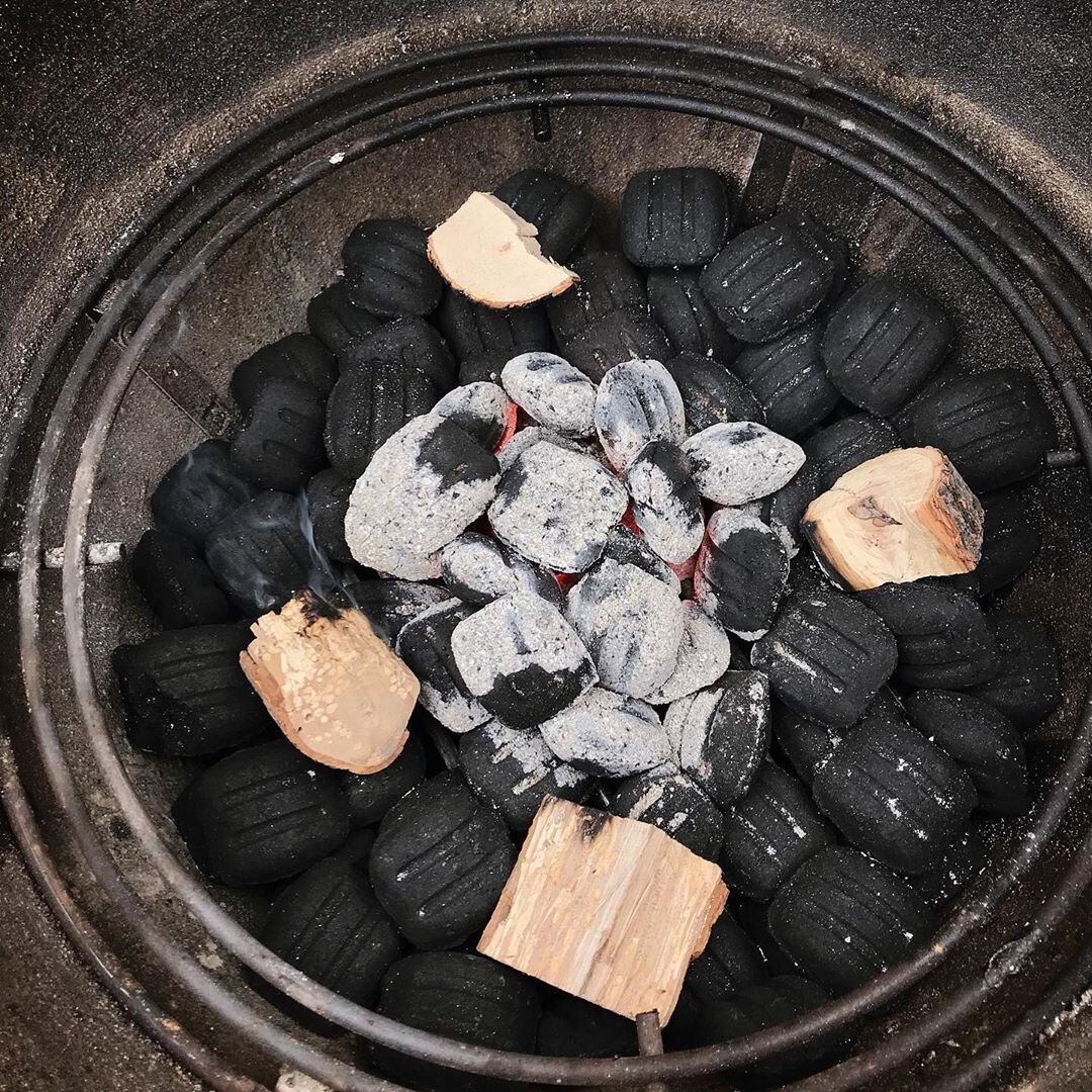 Разожжённые угли будут постепенно разжигать соседей, это позволит поддерживать температуру на нужном уровне.