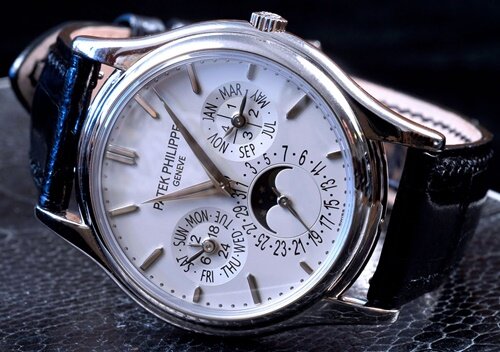 Patek Philippe
Компания Patek была основана 1839 году в Швейцарии, и сегодня ее изделия прочно ассоциируются с роскошью и высочайшим качеством. Именно она начала производство часов с безключевым механизмом. Стоимость изделий Patek Philippe стартует с отметки 10 000 долларов США. Часы этого швейцарского бренда носят самые влиятельные люди мира.