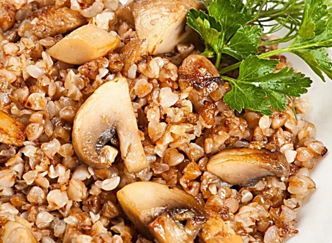 Подготовьте основные ингредиенты, ими выступают грибы и крупа — их важно правильно подготовить. Тогда блюдо получится особенно вкусным и ароматными.