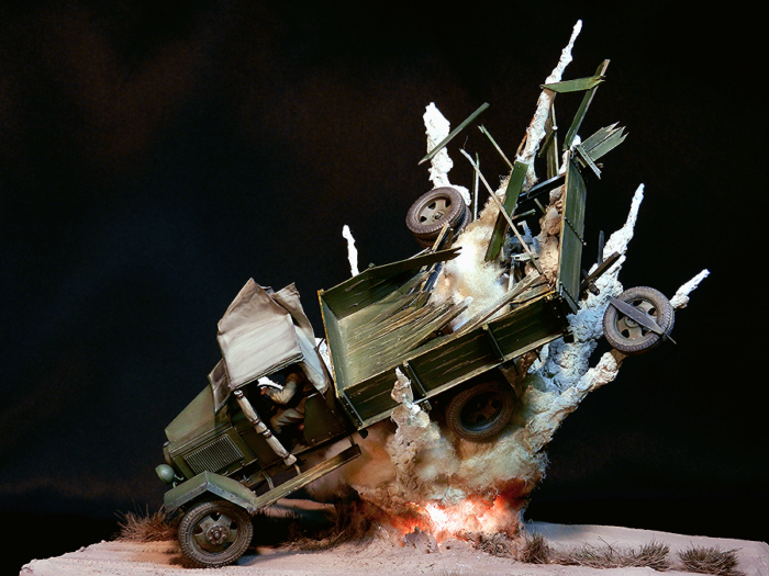 Общий вид. При детальном рассмотрении видно, что вата имитирующая взрыв и клубы дыма является точкой опоры заднего моста и разлетающихся обломков от машины