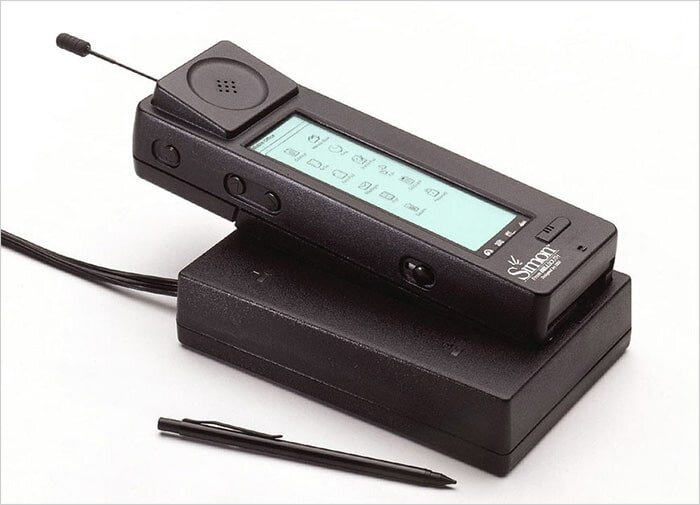 История изобретения телефона была прогрессивной – уже на то время в него  удалось внедрить поддержку электронной почты, функции органайзера,  несколько игр и даже сенсорный экран! Но весил такой смартфон целый  килограмм, а поэтому большой популярности не приобрел. Сам же термин  "смартфон" появляется в 2000 году – именно так свою модель умного  телефона называла компания Ericsson. Какие появились первые телефоны с  умной операционной системой, мало кто помнит, ведь развивались и  улучшались они очень быстро.История телефона на самом деле более длинная и увлекательная, чем может  себе представить каждый из нас. Ведь умный гаджет, который стал  незаменимой частью нашей жизни, появился вовсе не вчера, а насчитывает  полуторавековой период развития. Откуда же взялся первый телефон, в  каком году его изобрели, и что известно о том пути, который устройство  прошло прежде чем стать современным гаджетом, вы узнаете из этой статьи.

СодержаниеИзобретение первого телефона
Развитие телефонов и внедрение в повседневную жизнь
Появление мобильного телефона
Сотовая связь
Эпоха смартфонов
Перспективы развития
Изобретение первого телефона
История возникновения телефона была длительной и зависела от многих  сопутствующих открытий. Еще в далекие времена, когда между людьми  зародилась коммуникация, возникла необходимость в передачи информации на  расстоянии. Это сейчас можно черкнуть сообщение или сделать звонок – в  давние времена вместо айфонов использовали птиц, гонцов или и вовсе  зажигали большие костры, чтобы дать определенный сигнал дымом. 
 
Конечно, история появления телефона к тем диким временам не имеет  никакого отношения, но уже тогда люди задумывались о неудобстве общения  на расстоянии. Именно это и сподвигло искать другие методы и формы  передачи информации.  
 
В каком году появились первые телефоны? Традиционно принято считать, что  свое начало история создания телефона берет в XVIII веке. На самом деле  первые идеи появляются за два столетия до этого в Италии. Местный  ученый Джованни де ла Порта придумывает проложить по всей стране систему  переговорных труб, но видимо, на тот момент существовали проблемы  поважнее, поэтому идея так и осталась нереализованной.  
 
Когда появился первый телефон? Начало этому непростому делу положил С.  Морзе, который изобрел знаменитую азбуку и электронный телеграф для  передачи сигналов. Через несколько десятилетий это изобретение  вдохновило немецкого ученого Филиппа Райса придумать первый телефон – с  помощью проводов устройство передавало сигналы. Но история возникновения  телефона знает изобретателем устройства американца Александра Белла, который первым успел его запатентовать.Первый телефон Александра Белла
Первый телефон дал начало активному развитию устройства, ведь изначально  изобретение было довольно примитивным. Какие появились первые телефоны?  В устройстве не было звонка, а для передачи и приема сигналов  использовалась одна и та же трубка. Чтобы вызвать абонента, нужно было  использовать свисток, да и возможным это было только в том случае, если  он находился не более чем в 500 метрах от звонящего.Развитие телефонов и внедрение в повседневную жизнь
Чтобы первый телефон приобрел нынешний вид ему пришлось пройти длинный  путь. Развитие телефона началось с элементарного усовершенствования  деталей. Для качества звука был внедрен микрофон, а вместо свистка  начали применять электрический звонок. В 1876 году изобретатели пошли  дальше и с помощью коммутатора впервые объединили несколько телефонов в  единую сеть. 
 
Большой вклад в развитие телефона сделал знаменитый изобретатель Томас  Эдисон, ведь именно благодаря его индукционной катушке стало возможным  увеличение расстояния между абонентами. Это открытие подтолкнуло и к  созданию первой телефонной станции, которая соединяла между собой разные  телефонные номера. Помог в массовом внедрении телефонной связи  российский ученый П. Голубицкий, который впервые придумал центральное  питание станций, благодаря чему стала возможной иногородняя связь с  десятками тысяч абонентов.  
 
История развития телефона творилась руками многих ученых и  изобретателей, которые совершенствовали и аппарат, и систему связи. Так  как изначально позволить себе личный телефон могли только очень богатые люди,  то развитие телефона шло исключительно в коммерческом направлении.  Ветеранами телефонной индустрии стали дисковые телефоны, которые впервые  начали производиться в 1896 году. Когда же возник кнопочный аппарат, то  началось его активное совершенствование и внедрение дополнительных  услуг.

Человечеству было мало того, что телефон стал доступным и из разряда  роскоши перешел в категорию необходимости. Пользоваться устройством  хотелось не только стационарно дома, но и брать телефон с собой, именно  поэтому история развития телефона перешла на новый виток – начались  разработки мобильного устройства. Не последнюю роль в этой идеи сыграли  спецслужбы, ведь изначально только они имели возможность вести  переговоры по рации. 
 
В каком году появились первые телефоны мобильного образца? Возможным  возникновение мобильного стало после изобретения сотовой связи, и уже в  1983 году был изобретен первый такой телефон компанией "Motorola".  Этому "гаджету" было далеко до карманного телефона, так как внешне он  был подобен кирпичу и весил соответственно – около 800 грамм.Развитие телефона: первые версии мобильных устройств
Был и другой существенный минус аппарата – без подзарядки устройство  выдерживало не более 20 минут, а заряжалось оно на протяжении 10 часов!  Поэтому с таким телефоном далеко отойти от дома было нереально. 
 
Конкуренты Моторолы подхватили идею и тут началась настоящая гонка в  совершенствовании устройства. История развития телефона на этом не  остановилась и первый мобильный становится более компактным, удобным,  многофункциональным. Что из этого всего получилось рассказывать нет  необходимости – каждый из нас имеет смартфон, который стал незаменимым  помощником.Сотовая связь
История изобретения телефона не зашла бы так далеко, если бы в свое  время не была открыта сотовая связь. А началось все в 1888 году, когда  немецкий ученый Генрих Герц открывает электромагнитные радиоволны. Вслед  за ним отечественный изобретатель А. Попов придумывает первый  радиоприемник, а в 1901 году в Италии появляется первое мобильное  устройство, принимающее и передающее сигналы. Но и после этого  потребовались долгие годы, прежде чем в 1921 году в США появился первый  радиотелефон в служебных полицейских автомобилях.Радиоприемник Александра Степановича Попова
Сотовая сеть состоит из телефонов и базовых станций, которые имеют вид  вышек и чаще всего располагаются на крышах зданий. Устройство находит  ближайшую станцию и отправляет ей свой идентификационный код, после чего  станция и телефон поддерживают постоянную радиосвязь. Как только  устройство исчезает из поля действия вышки, оно тут же подключается к  другой ближайшей станции. 
 
За счет того, что все сотовые станции связаны между собой и со  стационарной телефонной линией, абоненты разных операторов могут  осуществлять звонки между собой. История телефона, кратко говоря, с  открытием сотовой связи перешла на новый уровень и продолжается в наши  дни.Эпоха смартфонов
Развитие телефона с изобретением сотовой связи пошло бурными темпами и,  несмотря на то, что главная функция устройства осталась неизменной, сам  телефон претерпел больших изменений. Когда появился первый телефон  компании Моторола, то по нашим меркам он был чрезвычайно примитивным,  тогда как для своего времени мобильник стал прорывом и стоил бешеных  денег – 3 500$. 
 
Несмотря на цену, разлетались такие телефоны, как горячие пирожки. Для  сравнения, два таких "кирпичных" телефона стоили, как новенький Ford Mustang. Поэтому неудивительно, что история создания телефона с сотовой  связью вдохновила многих производителей разрабатывать и свои версии  устройств.  
 
И так, уменьшая размер телефона и увеличивая дисплей, а заодно и  функционал, производители мобильников пришли к новому чуду техники под  названием "смартфон". История появления телефона с собственным  интеллектом начинается на рубеже веков, ведь именно тогда мобильный  перестает быть просто "звонилкой", а объединяет в себе самые разные  функции, которые превращают мобильный в подобие персонального  компьютера. 
 
История создания телефона, кратко говоря, достигает определенного пика,  после которого он начинает развивать дополнительные функции, не  связанные со звонками. 
 
Смартфон отличается от простого телефона развитой операционной системой,  которая открыта для установки различных сторонних приложений. Это более  функциональное устройство выглядит в глазах потребителей более  привлекательным и открывает большие возможности. Когда появился первый  телефон со встроенным интеллектом? История телефона, объединенного с ПК,  начинается в 90-х и первым таким смартфоном считается IBM "Simon".Первый смартфон в истории телефонов – "IBM Simon"
