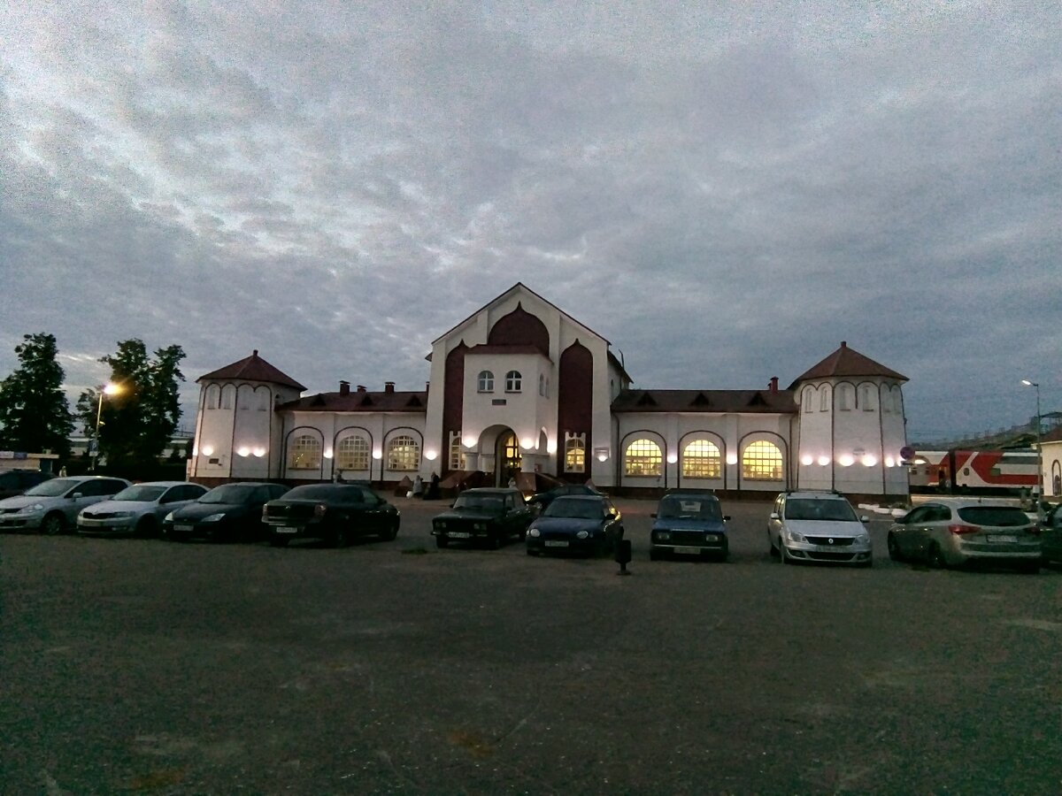 Вокзал Мурома, стилизованный под древнерусскую крепость. В городе еще темновато.