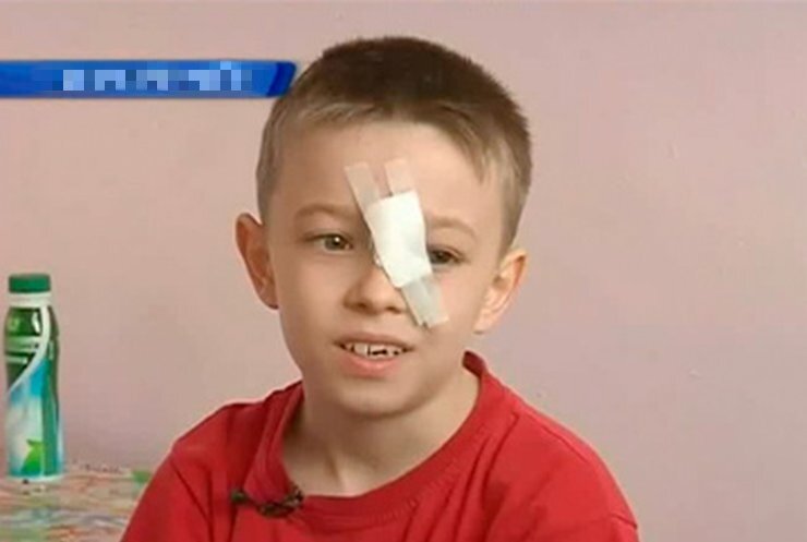 Мальчишка чуть не лишился глаза из-за того, что в больнице принимают только больных с коронавирусом.

В результате несчастного случая у мальчика в глазу оказалась спица от велосипеда, и приехав в больницу родители обнаружили, что там принимают лишь коронавирусных больных. Мальчика пришлось везти аж 200 км до ближайшей больницы, медики которой и спасли глаз мальчику.
