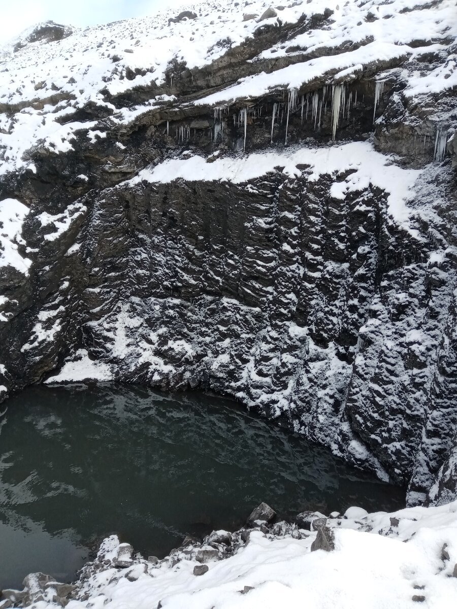 Угрюмо глянув на обрыв, XX век к концу пришёл, Об обещаниях забыв, на берегу, ко дну, спокойным шагом он ушёл. 
