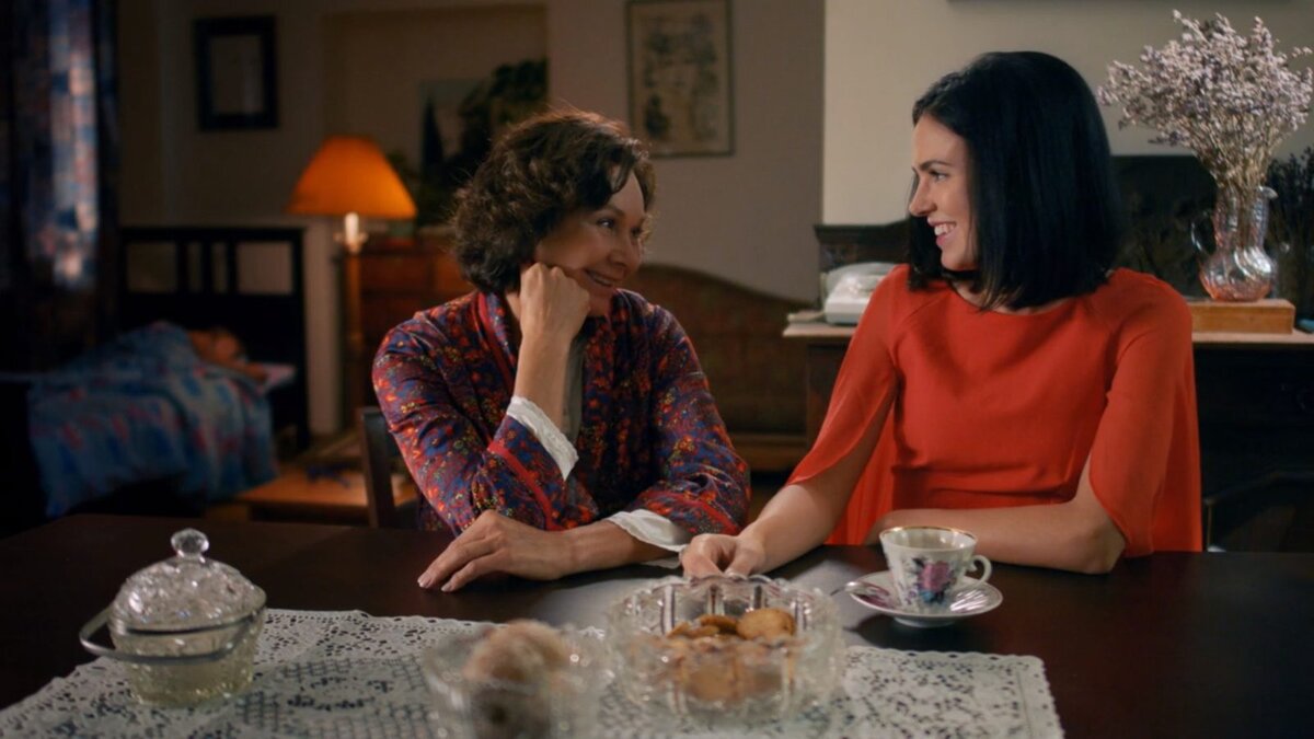 Ещё один любопытный кадр из сериала "Скажи мне что-нибудь хорошее"