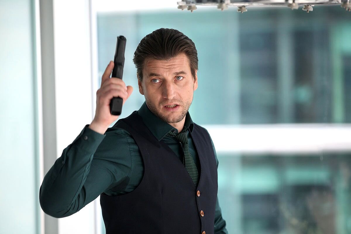 В сериале "Лучше, чем люди"