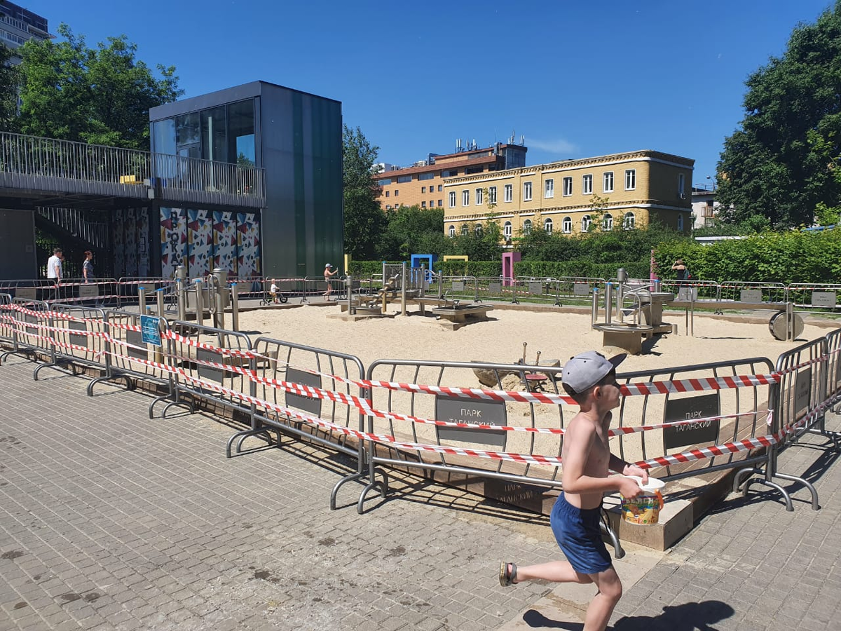 Фото песочницы в одном из детских парков столицы. Фото, сделанное 16 июня 2021 года, прислано автору.