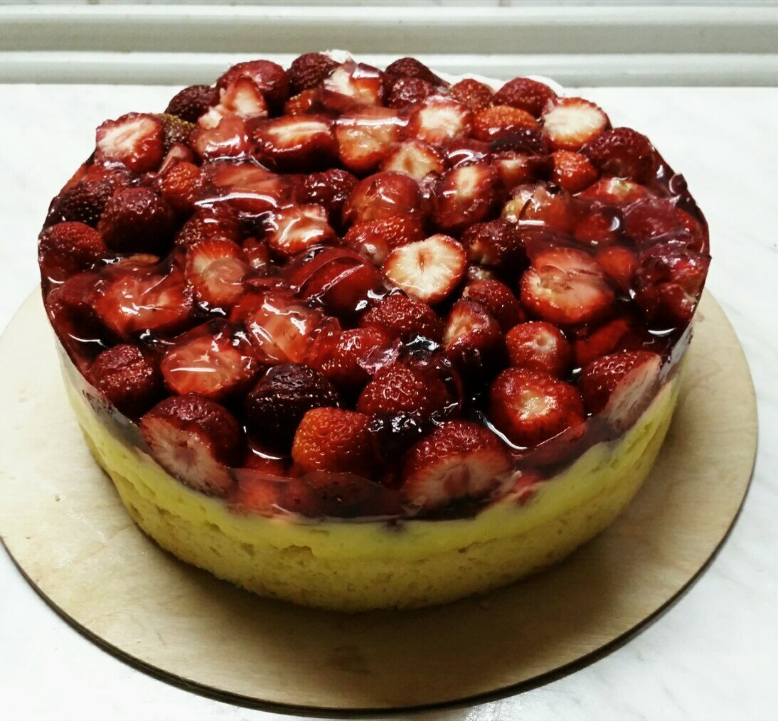 Тирольский пирог с клубникой