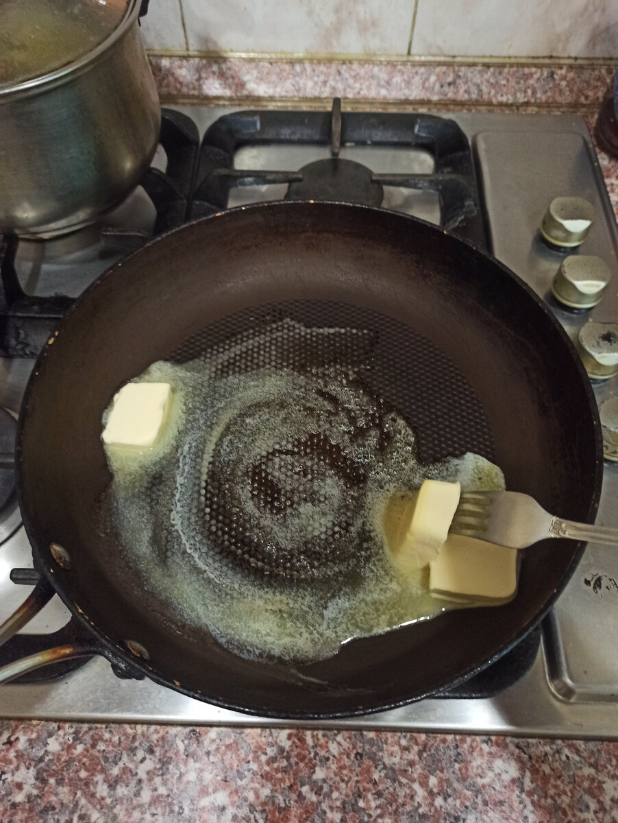 Растапливаем на сковороде сливочное масло.