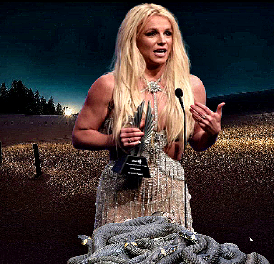 Клубок из змей-близких родственников все плотнее сжимается в кольцо у ног певицы. 