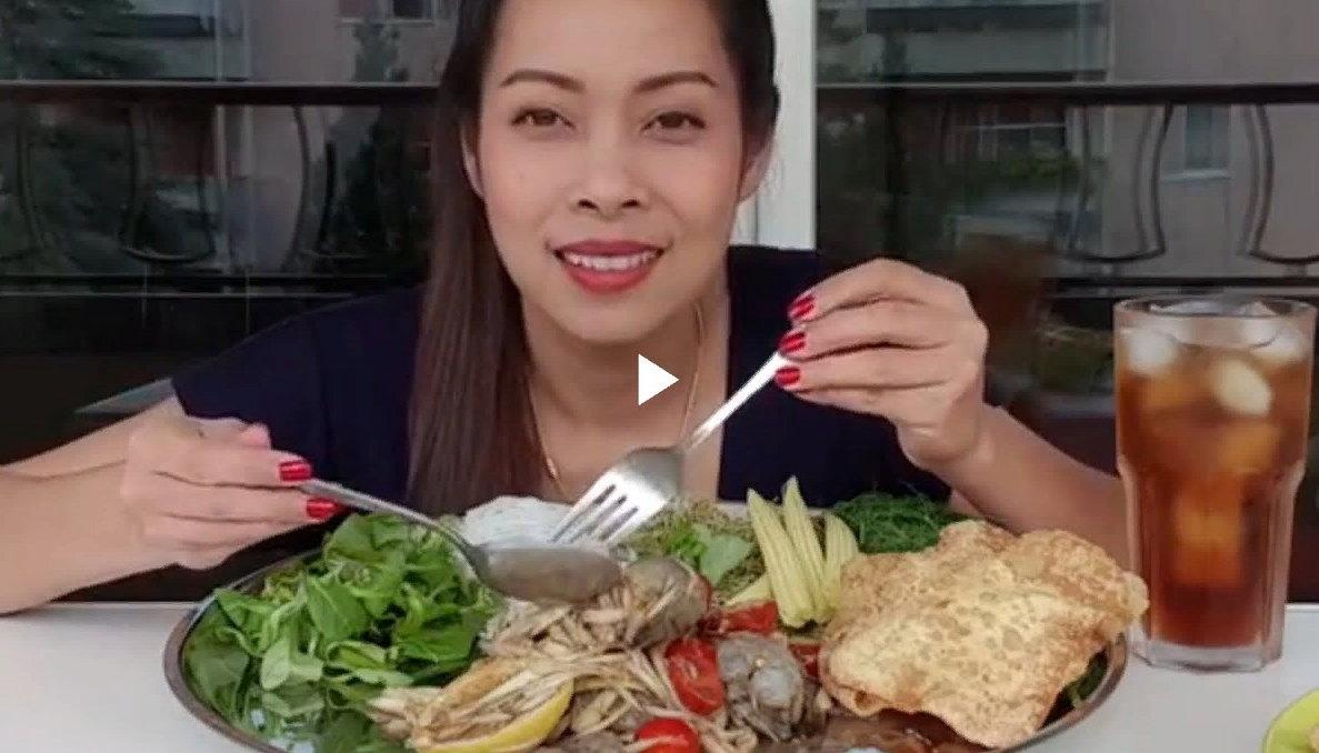 Так едят в тайских лакорнах:  вилкой и ложкой.