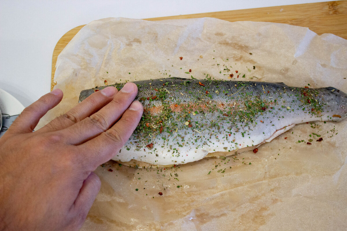 Всегда думал, что скумбрия только копченая вкусная. А потом завернул ее в  фольгу и закинул в духовку | Заметки молодого отца | Дзен