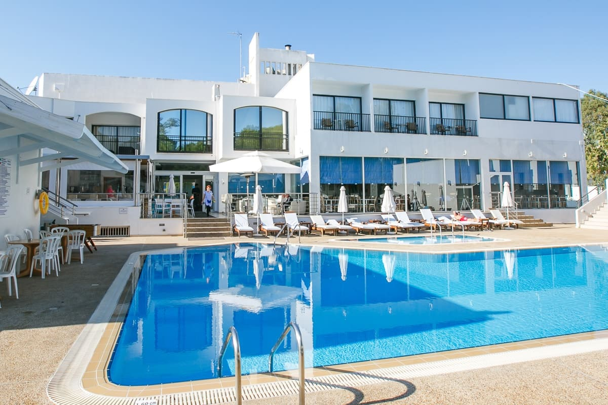 Park beach. Отель парк Бич Лимассол Кипр. Кипр Park Beach Hotel 3 Лимассол. Отели Лимасол парк Бич. Лимассол отель парк Бич 3 звезды.