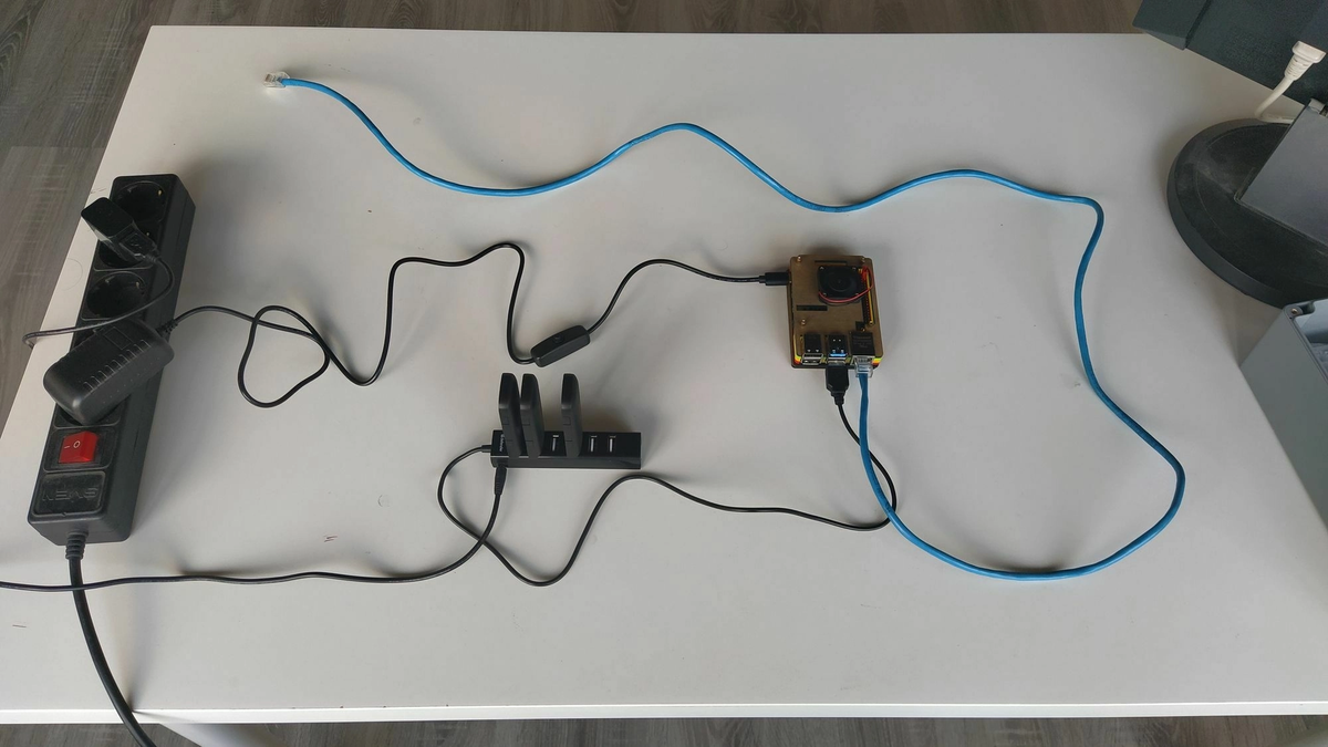 3 модема Huawei в usb-хабе, и все это воткнуто в компьютер Raspberry