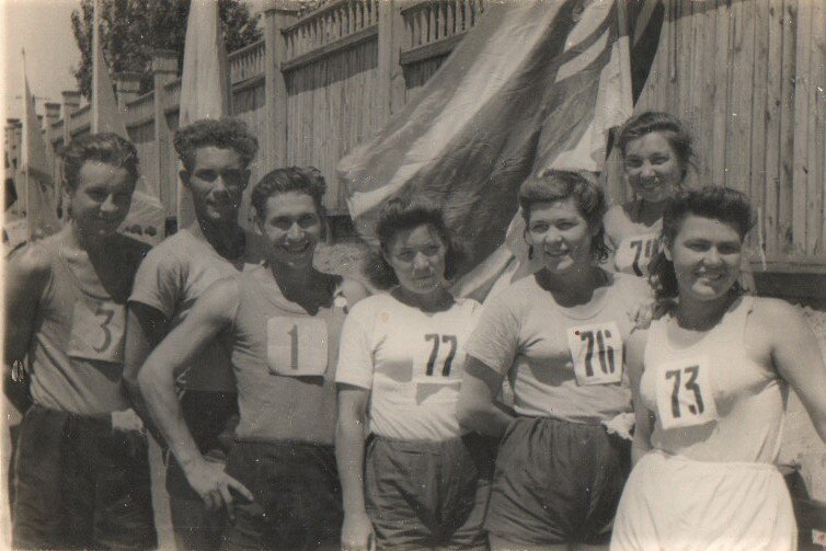 Еще одно фото из семейного архива. Вот такие спортивные команды были на каждом предприятии. И пусть спортивная форма была бедненькой, зато настроение было хорошим. 