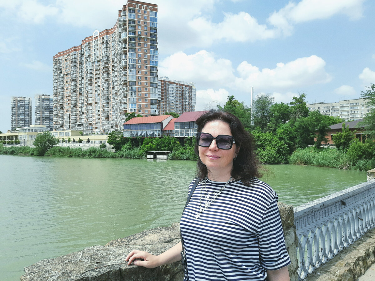 Приобрела украшение, в котором чувствую себя комфортно. Вы видите его на фото)) Оно не такое заметное, но мне нравится.