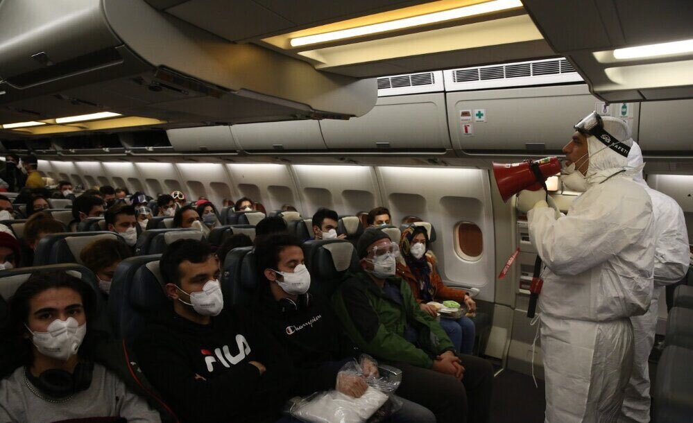 Качество жизни турции. Маска в самолете. Люди в масках в самолете. Маска в самолете для пассажиров. Люди в масках в аэропорту.