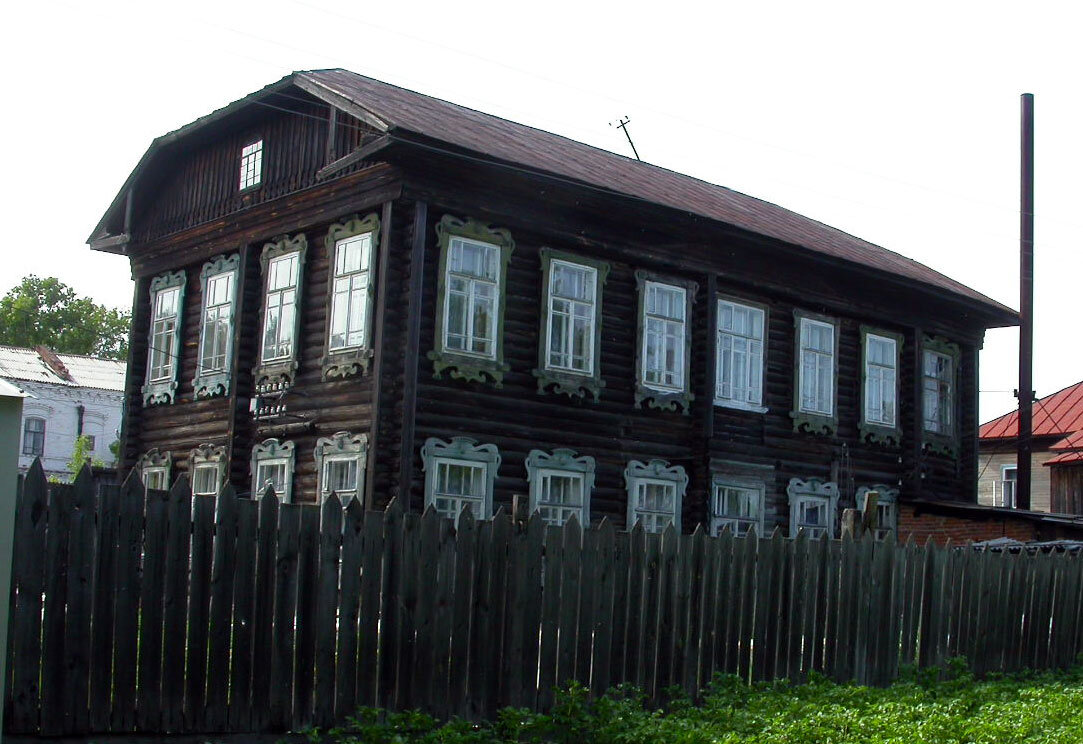 Фото автора. Дом барачного типа в городе Юрьевец. В очень приличном состоянии, явно поддерживается и ремонтируется. Видно, что до сих пор в нем живут люди