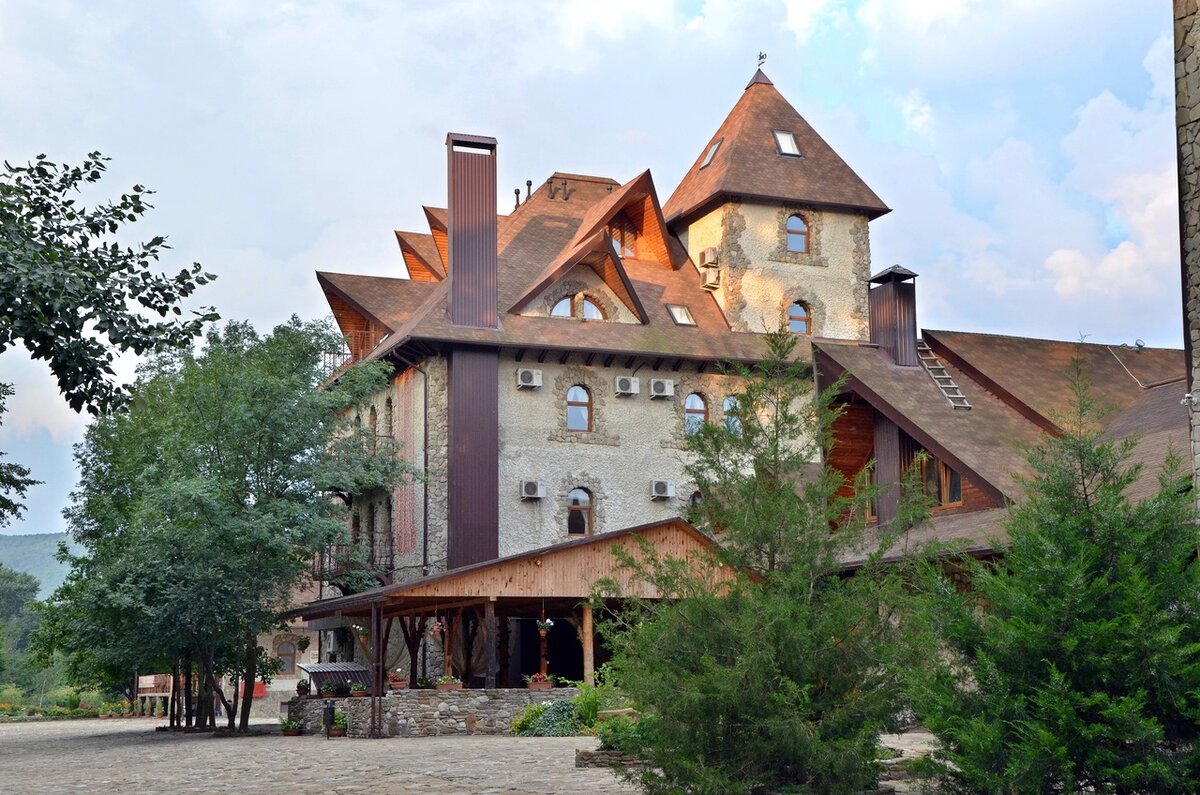 Находится рядом с Краснодаром, в 60 км от города в с. Безымянное