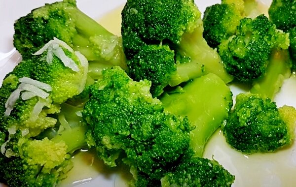 Как быстро приготовить брокколи свежую. Как вкусно приготовить брокколи замороженную. Вкусно приготовить брокколи замороженную. Как варить брокколи замороженную. Брокколи как приготовить вкусно и полезно.