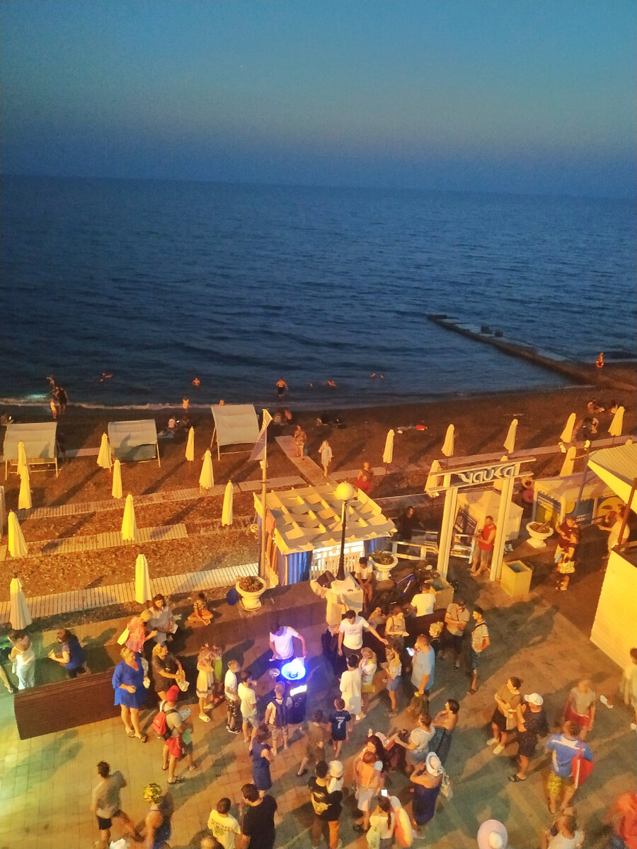 Такой вид открывался прямо с нашего столика