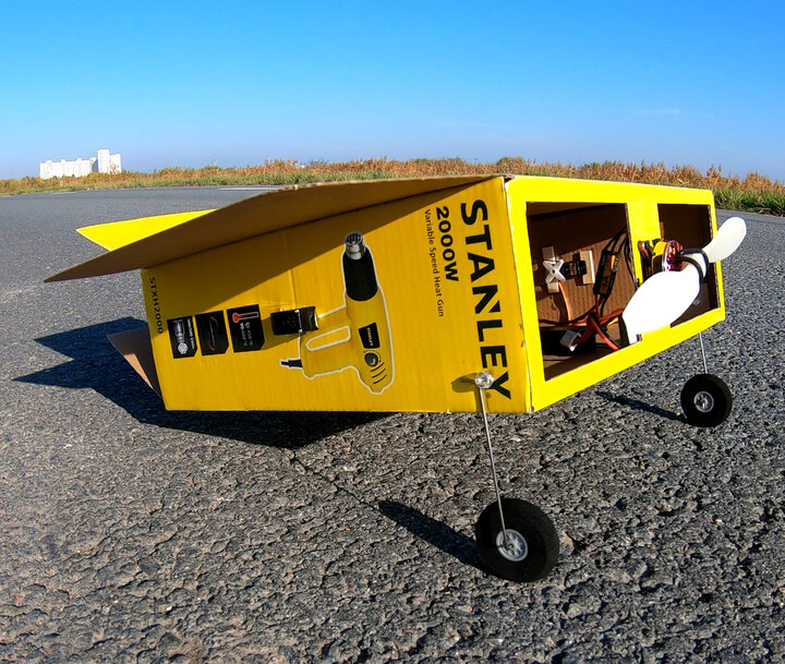 Кордовая учебно-тренировочная пилотажная модель самолета
