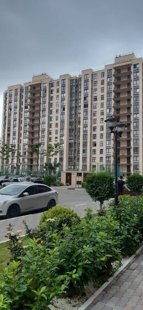 Улица Парковая дом 61. Во дворе этого дома есть даже фонтан.