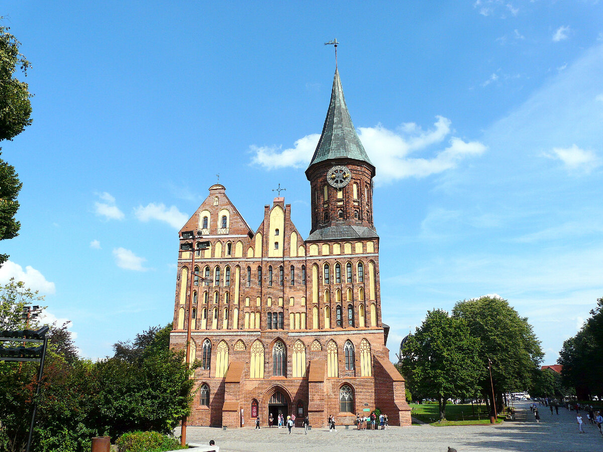 Кафедральный собор на острове Канта в Калининграде. Службы в соборе не проходят. Используется для музейных экспозиций и органных концертов. С обратной стороны собора могила Иммануила Канта