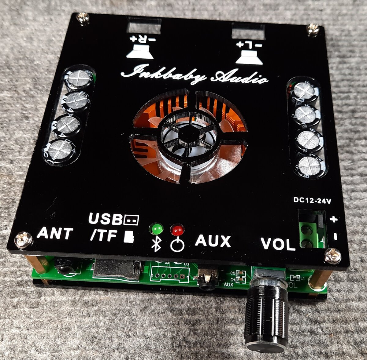 Внешний вид усилителя.