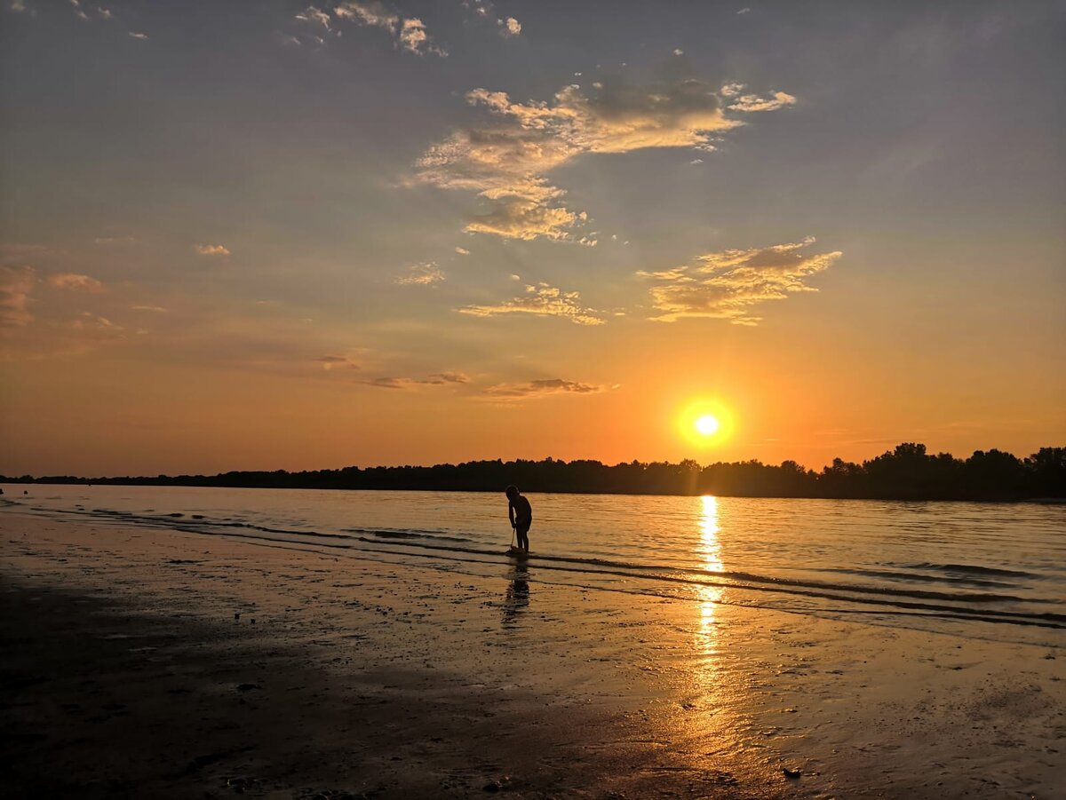   Закат над Доном в хуторе Арпачин. Детвору не вытащить из воды)))